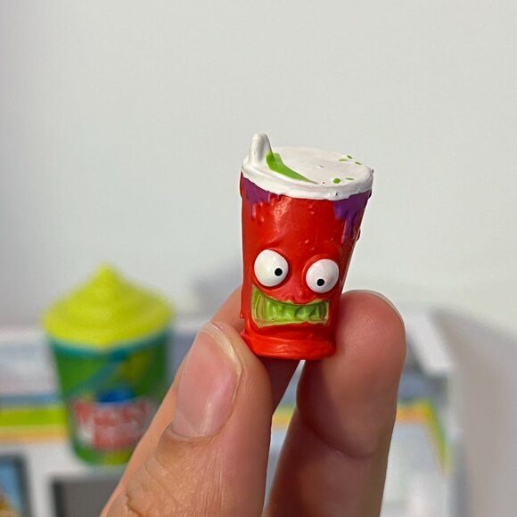 The Grossery Gang Muck Chuck Garbage Truck + Yucky Mart W Checkout Playset - Picture 4 of 15